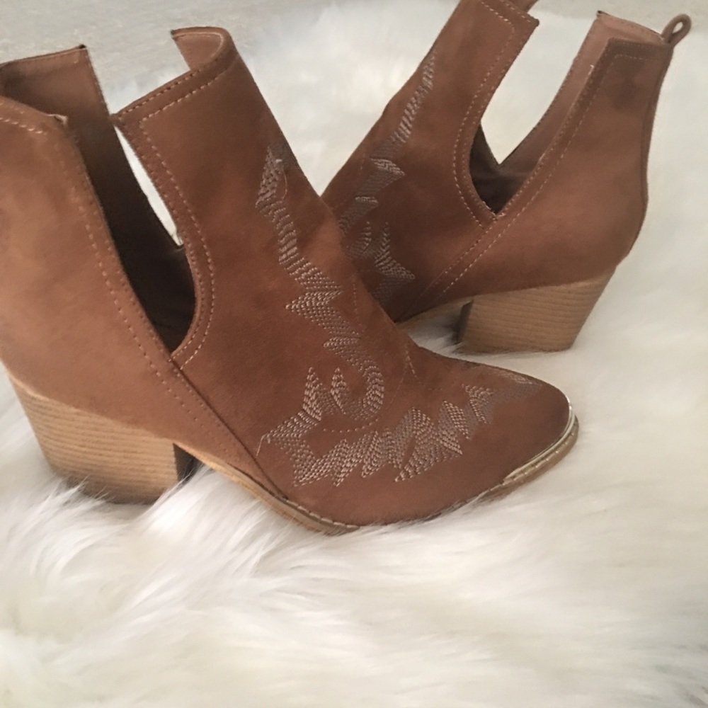 MI.IM Embroidered Gold Toe Bootie - Picture 6 of 8